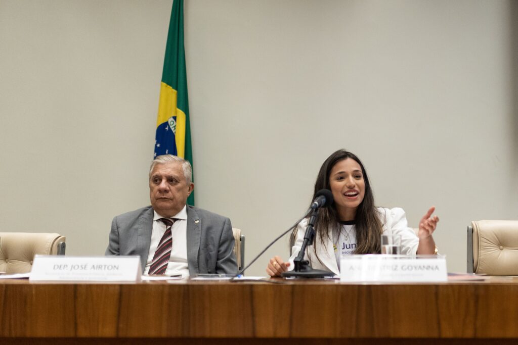 Η Ana Beatriz Araújo, μέλος του Συμβουλίου Νεολαίας του SNF Global Center στη Βραζιλία, συνυπάρχει μια συζήτηση για την επιτροπή κατά τη διάρκεια της γιορτής του Κογκρέσου στη Βραζιλία, επικεντρώθηκε στην ψυχική υγεία των νέων
