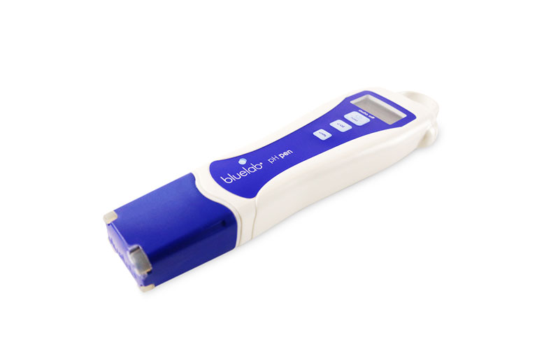 BLUELAB PH PEN που χρησιμοποιείται για την ανάγνωση του pH των υδροπονικών διαλύσεων θρεπτικών ουσιών